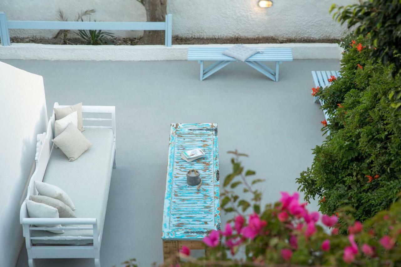 Light Blue Window Kamari Apartment Exterior photo
