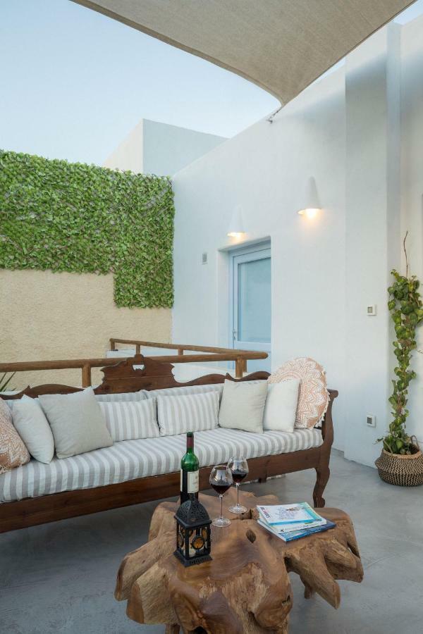 Light Blue Window Kamari Apartment Exterior photo